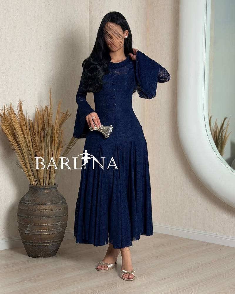 Feminine lace midi dress with a wide design