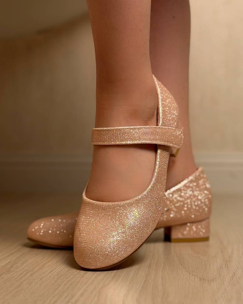 Girls' shoes with a low heel and shiny material
