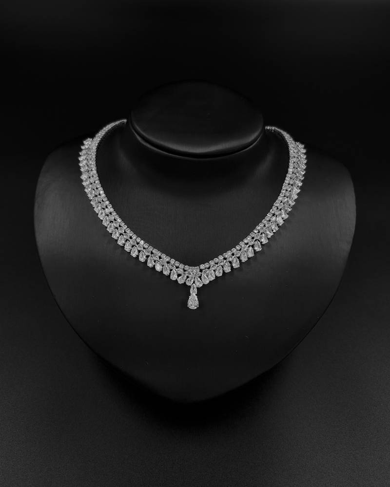 Accessory set with gradient details and a dangling touch