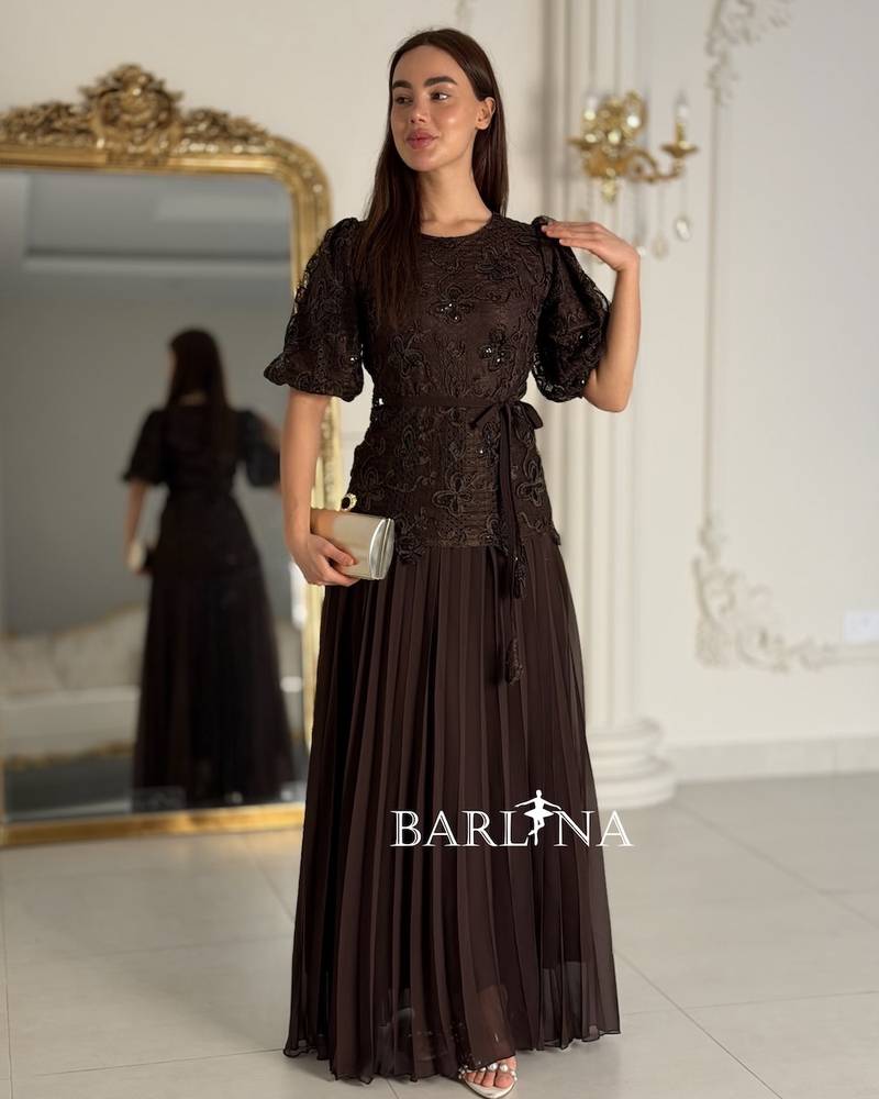 Brown embroidered dress with puffed sleeves and pleated hem