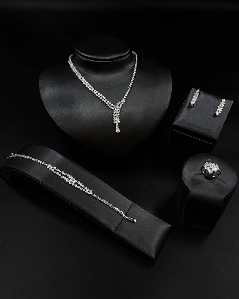 Accessory set with a tiered central pendant
