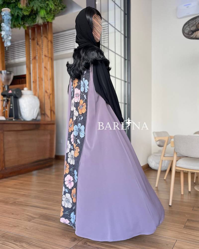 عباية مزينة بورود ملونة في الخلف