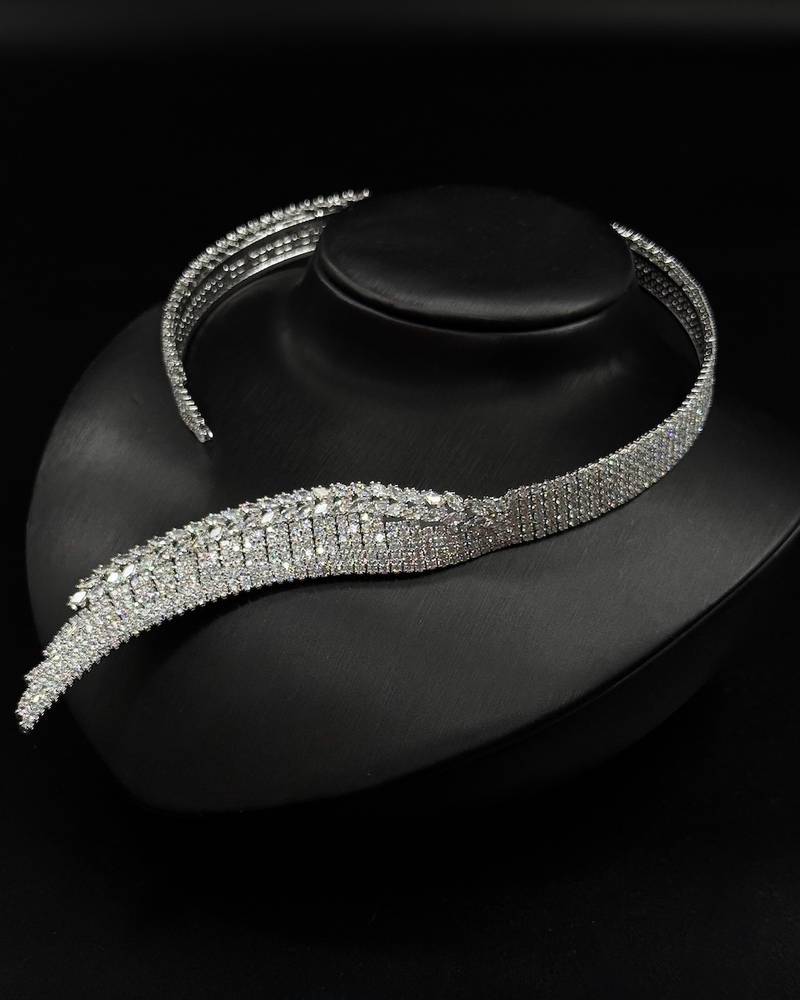 Luxurious accessory set with a curved design