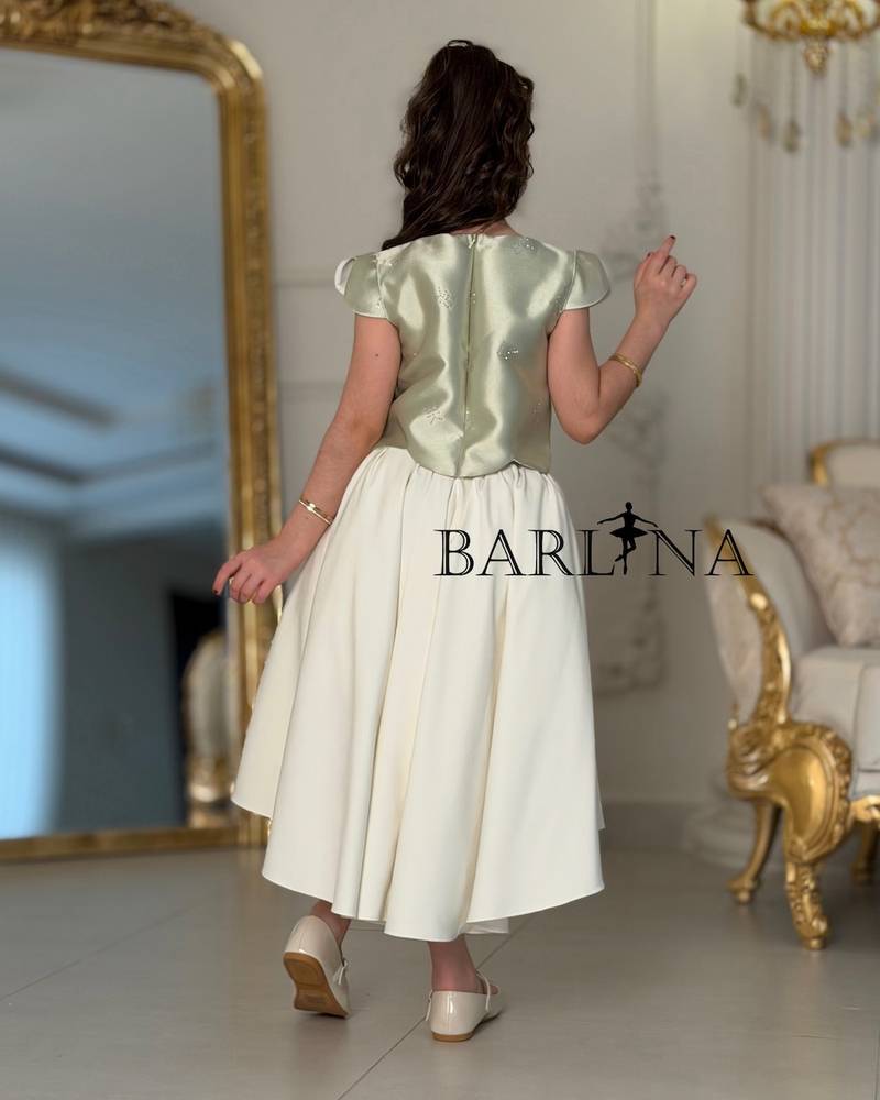 Girls’ set with light green blouse and off-white skirt