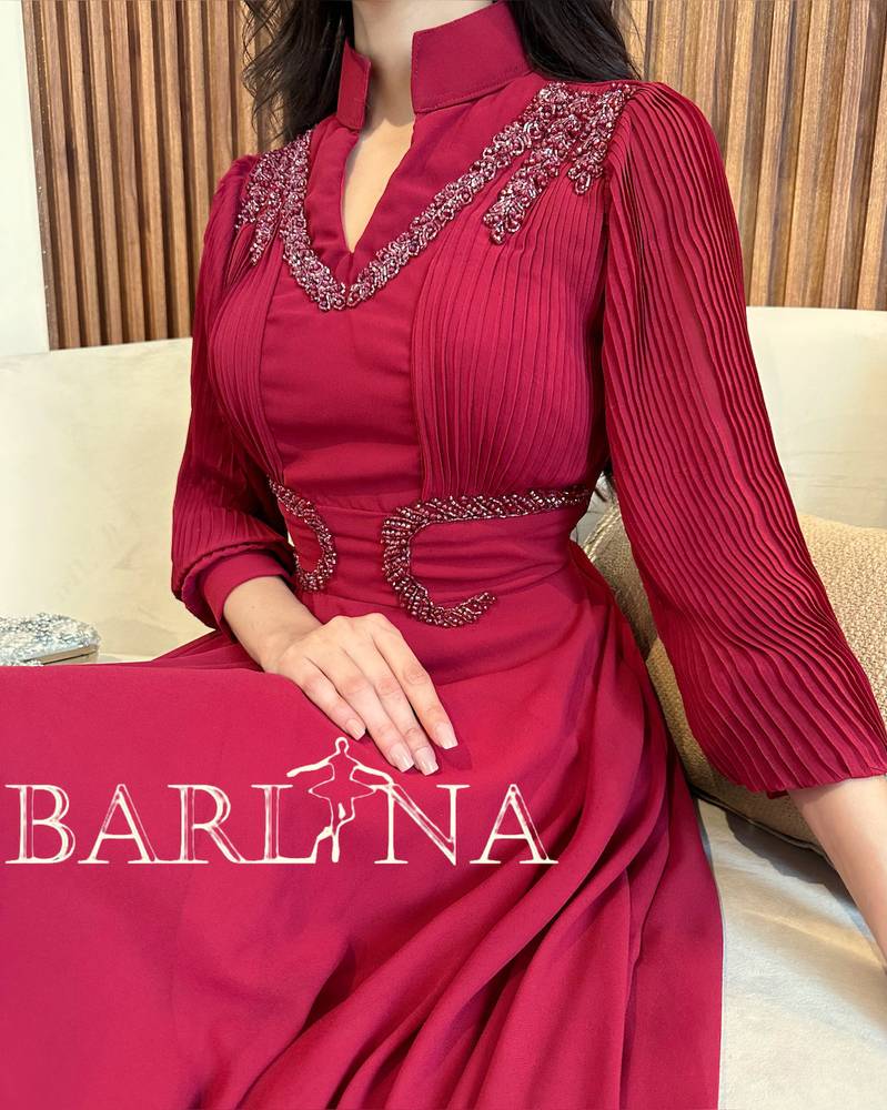 Burgundy dress with plissed sleeves