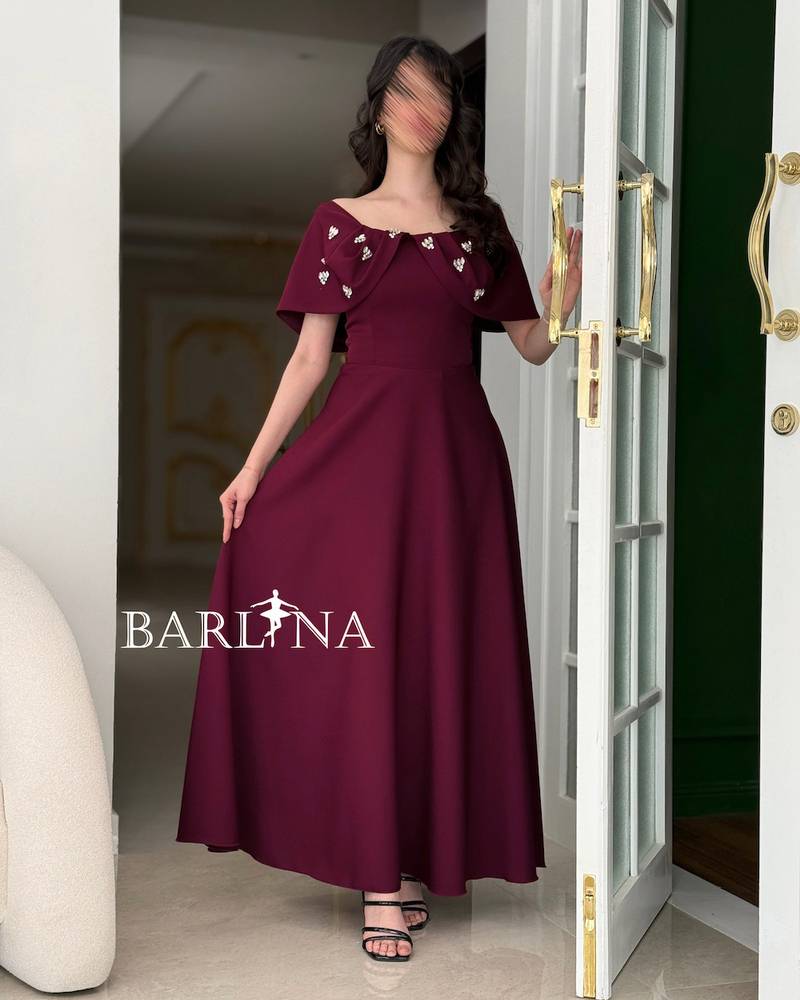 A burgundy dress with a soft cut and embroidery on the chest