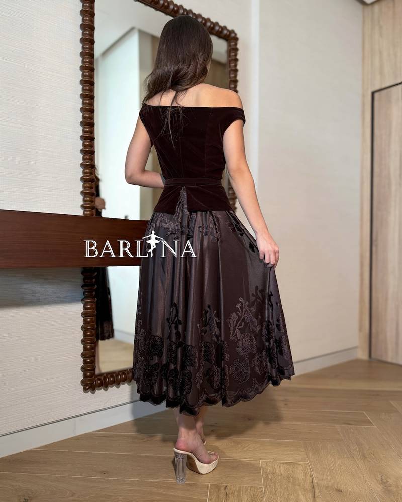 Luxurious brown dress with off-the-shoulder sleeves