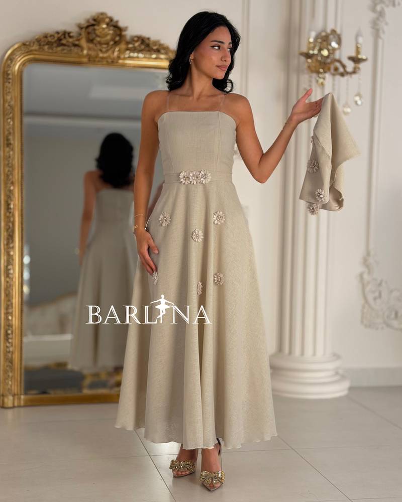 Beige midi dress with a soft cut and prominent roses