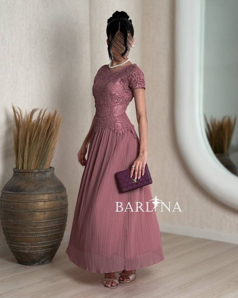 Soft pleated lace dress with short sleeves