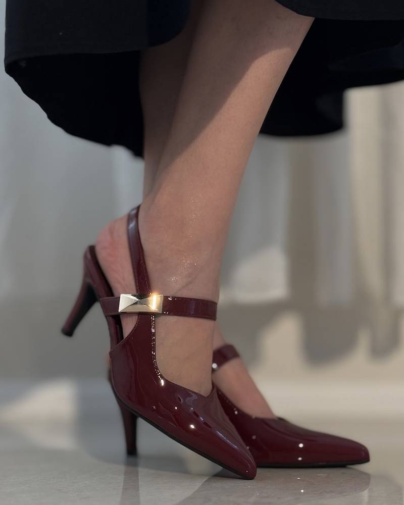 Women’s shoe with metal detail and thin heel