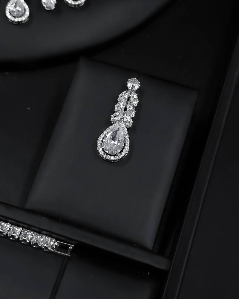 Elegant silver set with stylish dangling details