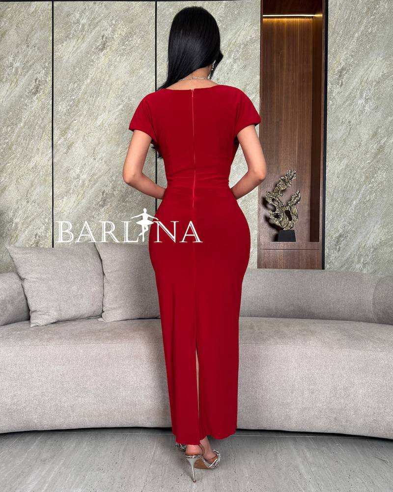 Soft red tight dress with short sleeves