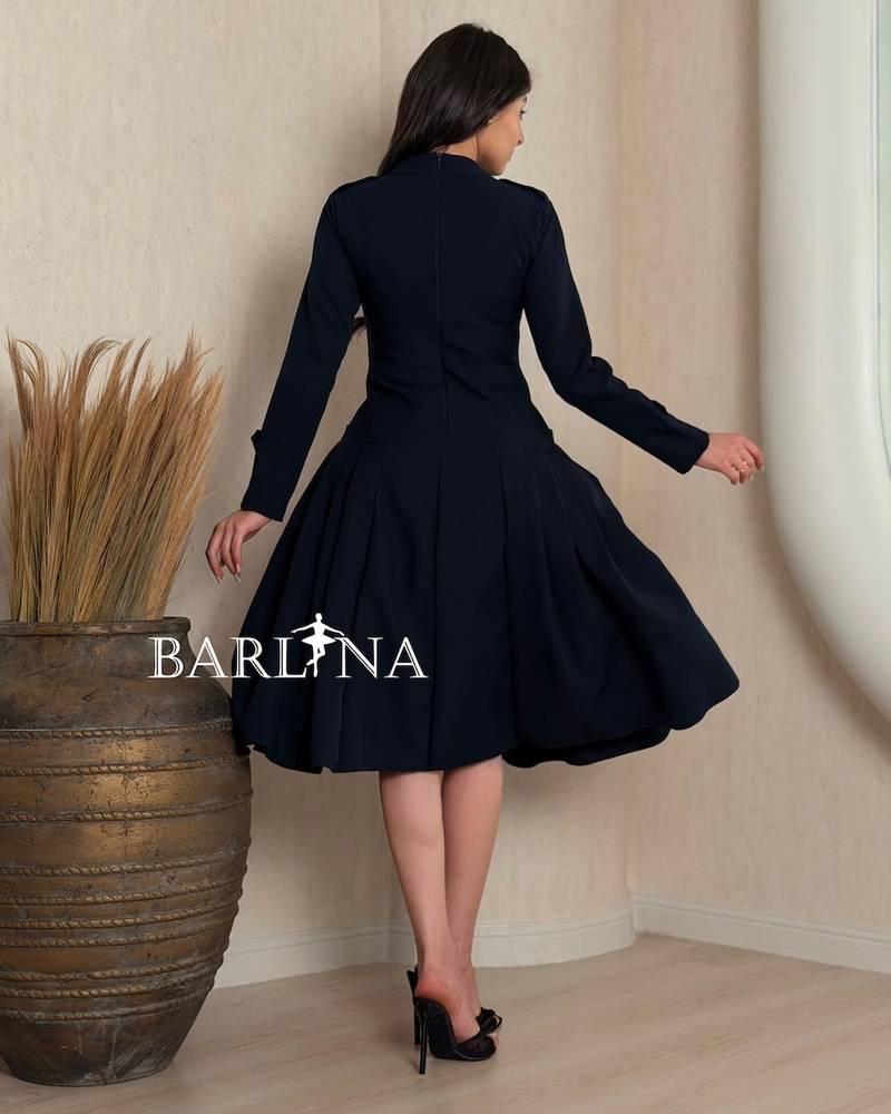 Short dress with a classic cut and side pleats