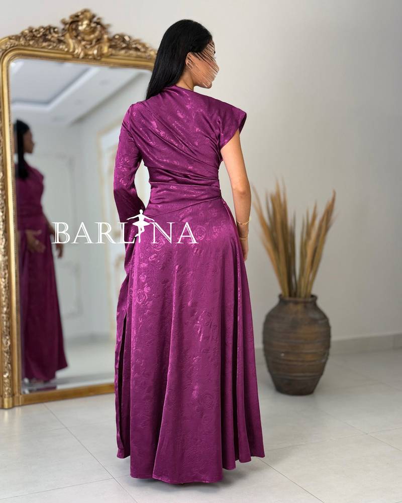 Soft, long dress in a dark fuchsia color