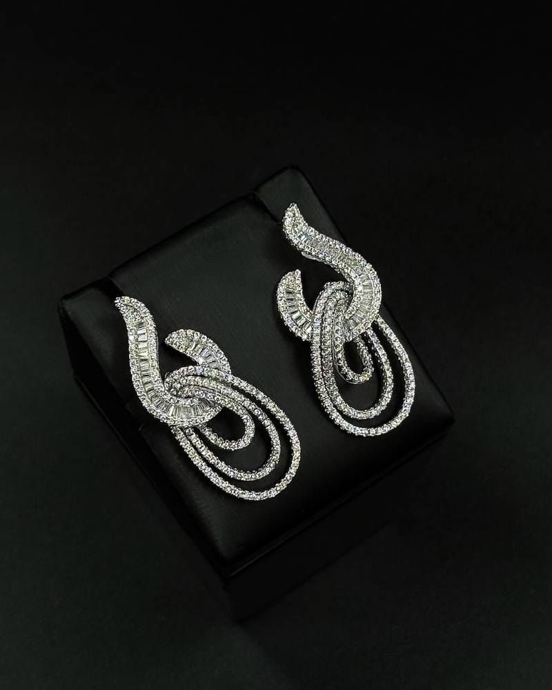 Chain and earrings with a modern, interlocking design