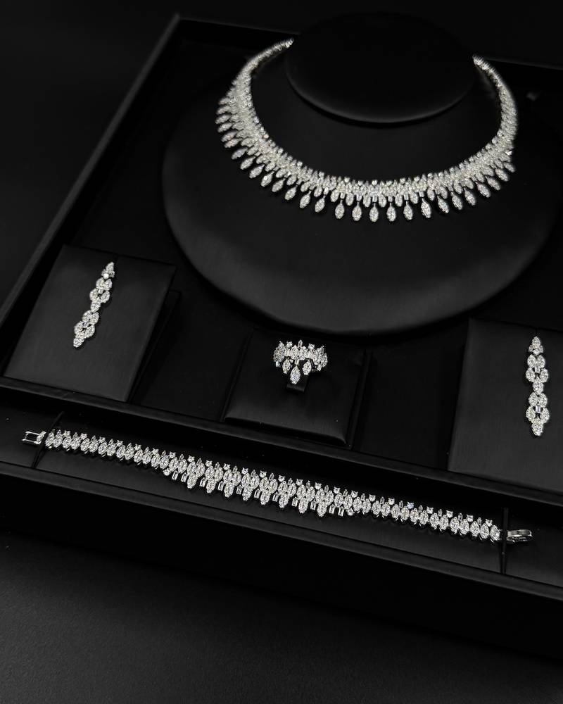 Diamond-effect accessory set with paper details