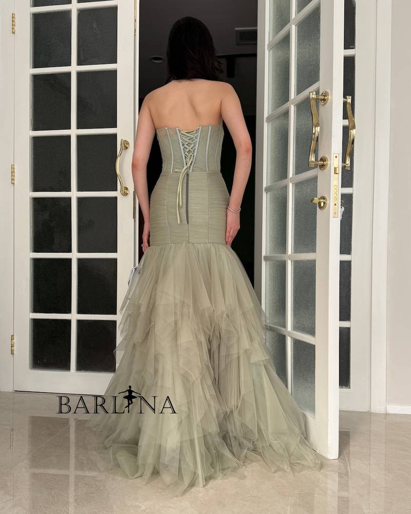 Apple-colored evening dress finished with puffy layers