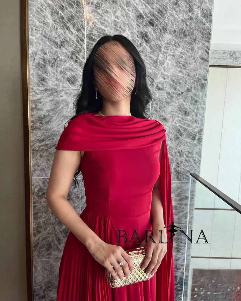 Soft red dress with an elegant plisse shawl