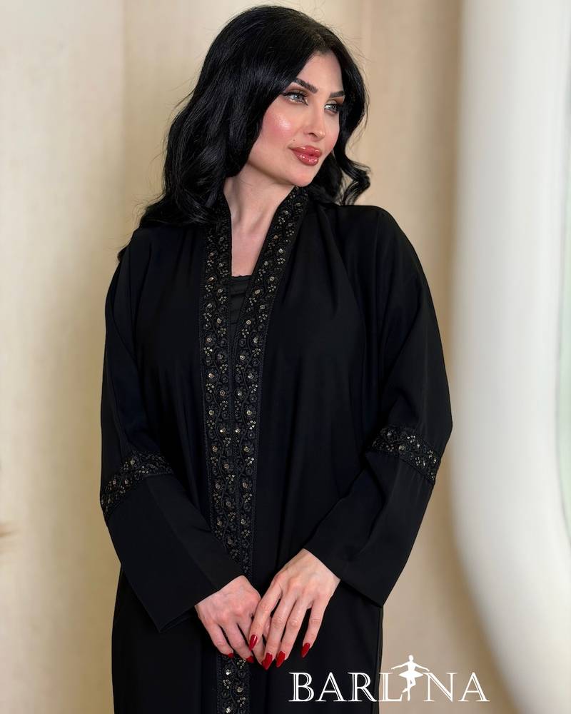 عباية سوداء كلاسيكية بتطريز أنيق