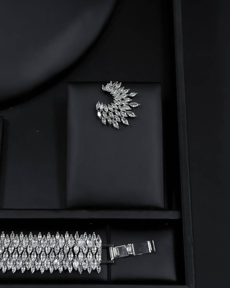 Wide accessory set with closely packed stones