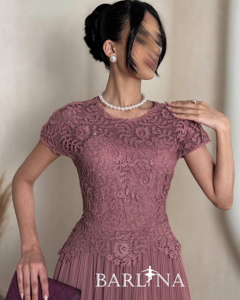 Soft pleated lace dress with short sleeves
