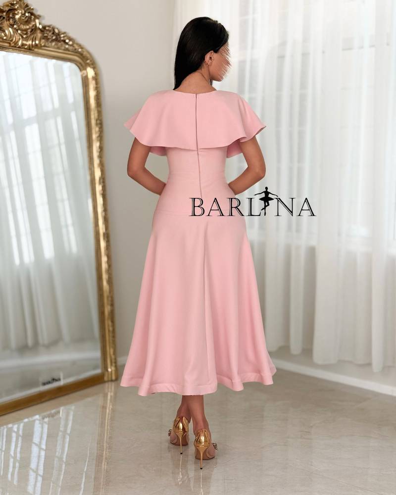 Elegant midi dress with a classic design