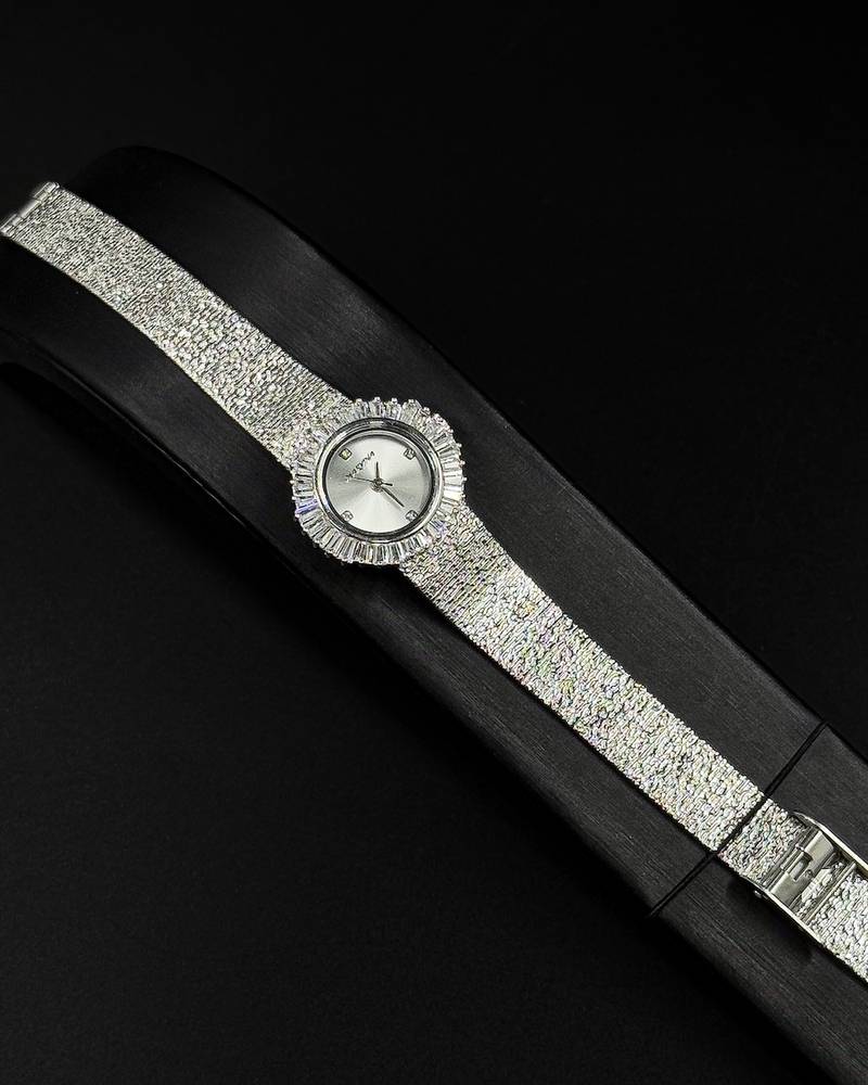 Women's watch with an elegant round case and wide strap