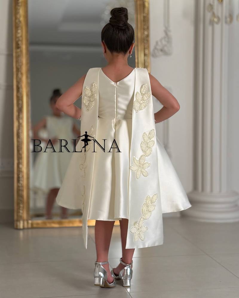 A cream-colored dress adorned with roses and a train