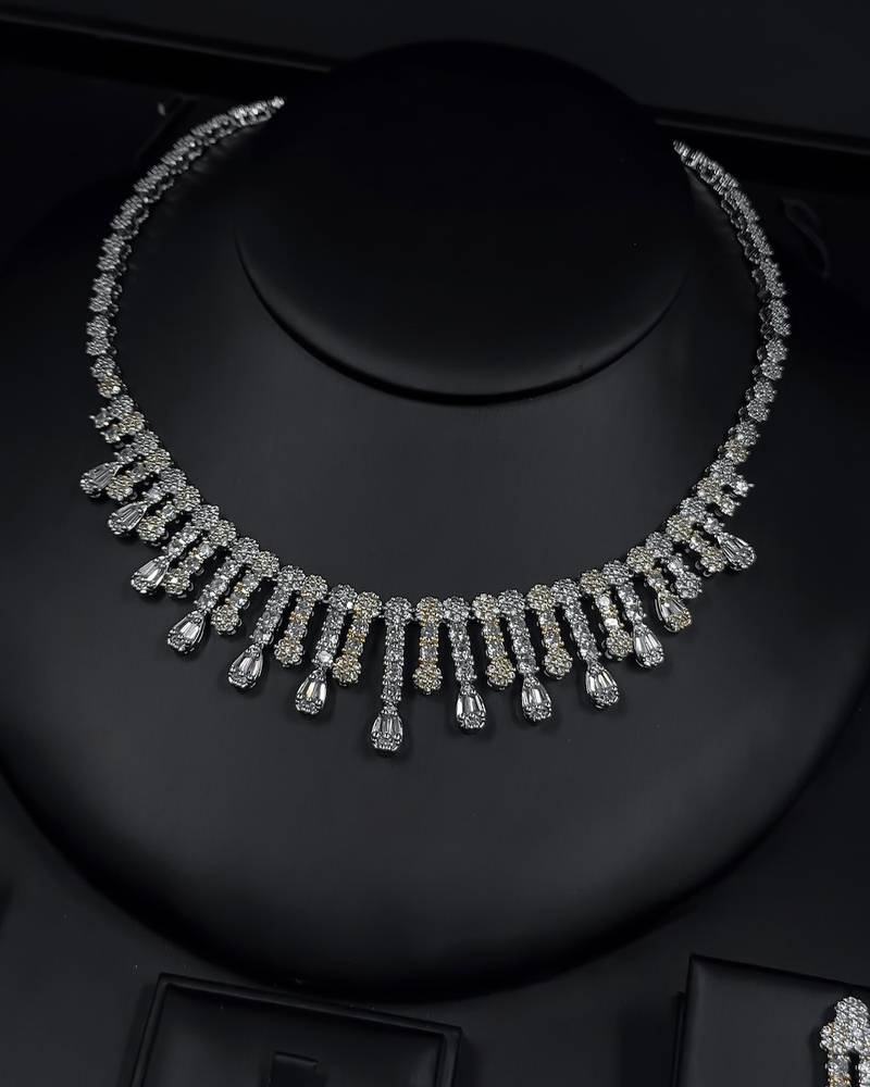 Accessory set with an elegant necklace and dangling details