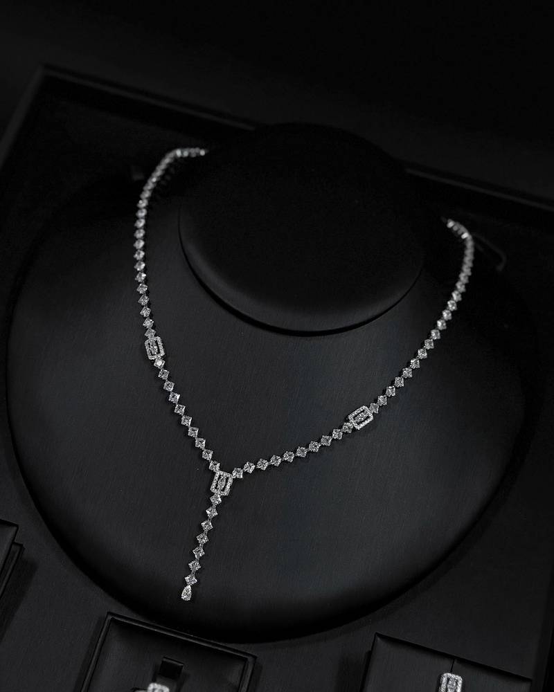 Elegant accessory set with a hanging pendant