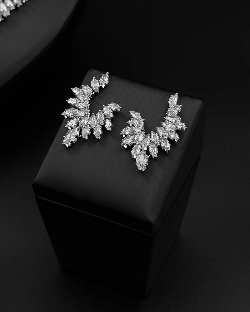 Wide design accessory set studded with stones