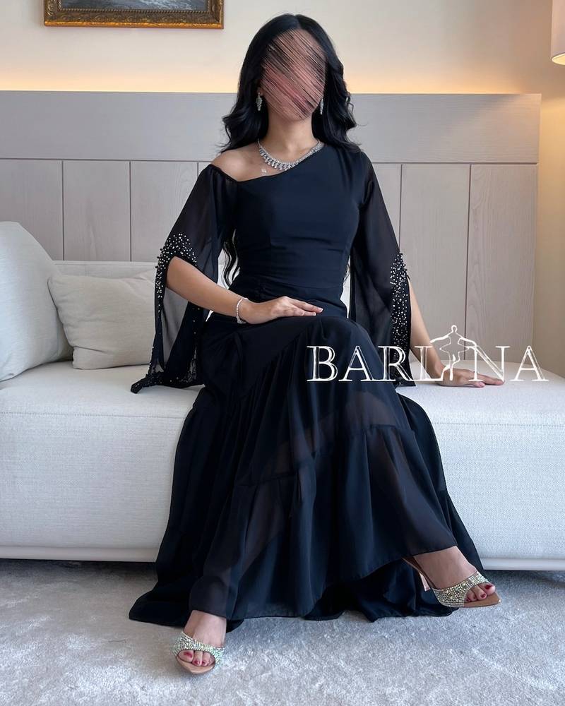 فستان شيفون أسود بأكمام مميزة مزينة بفصوص
