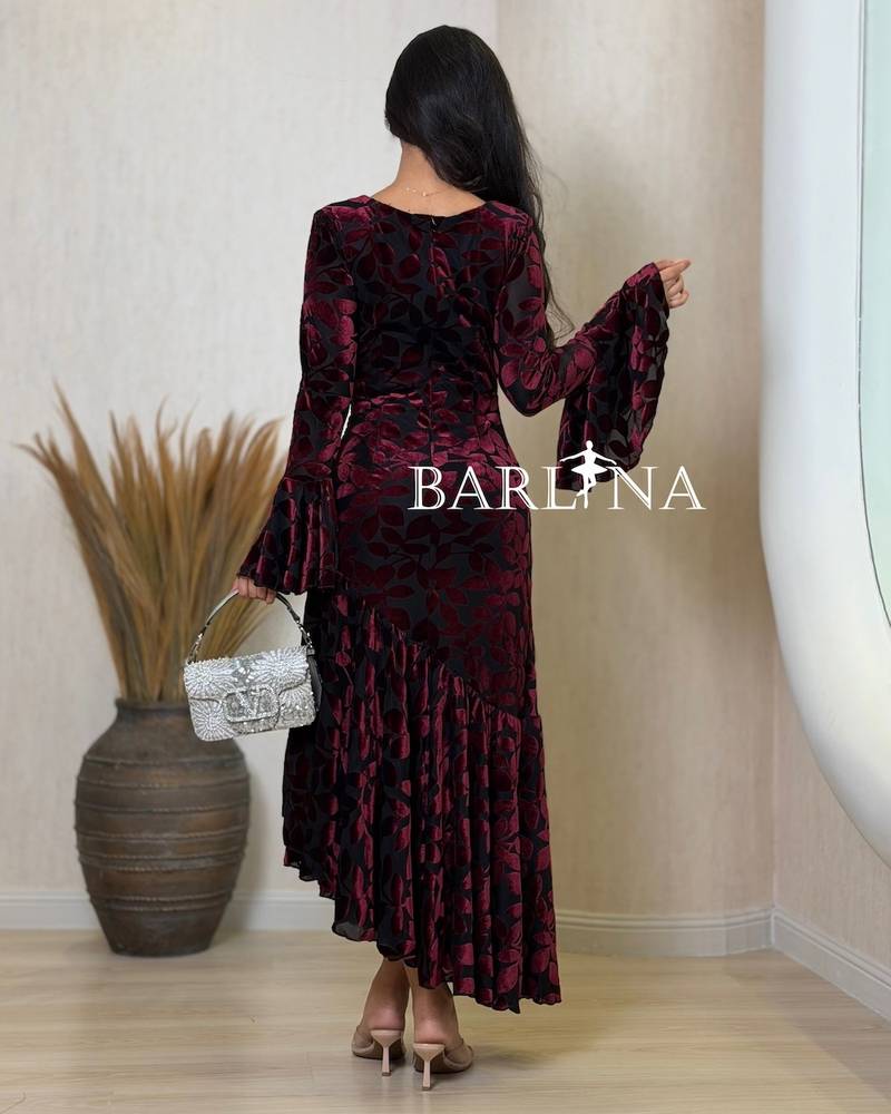 Elegant velvet dress with a slanted cut