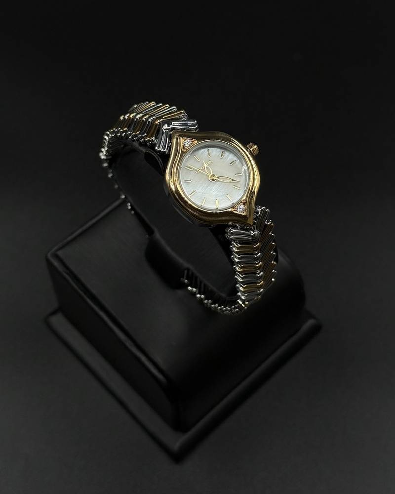 Wristwatch with an intertwined branch-shaped strap