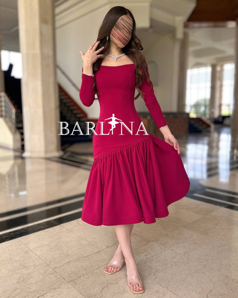 Elegant fuchsia dress with soft pleats at the bottom
