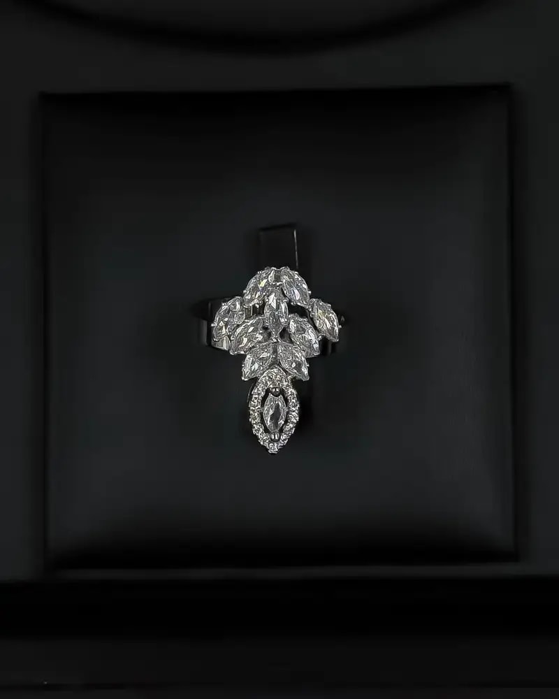 Elegant accessory set with a classic design