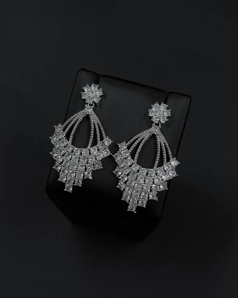 Luxurious evening earrings with a dazzling and elegant design