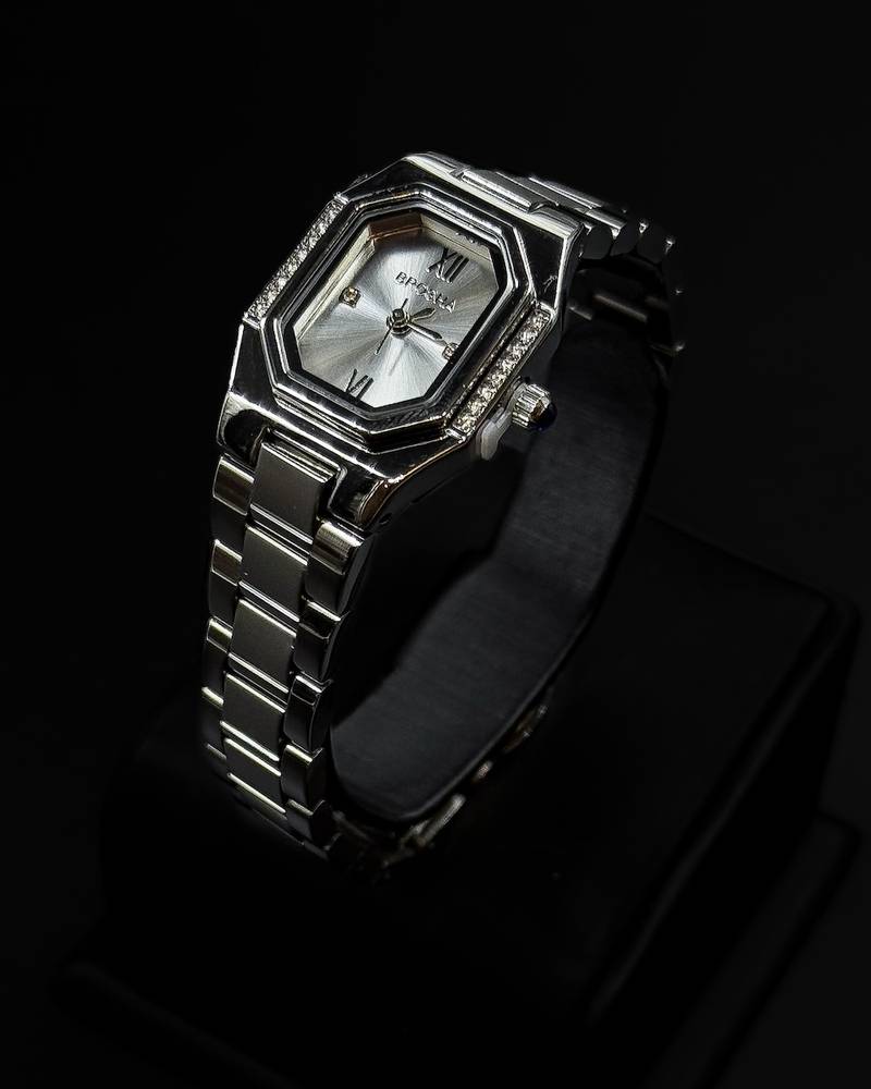 A stylish everyday wristwatch with a geometric design