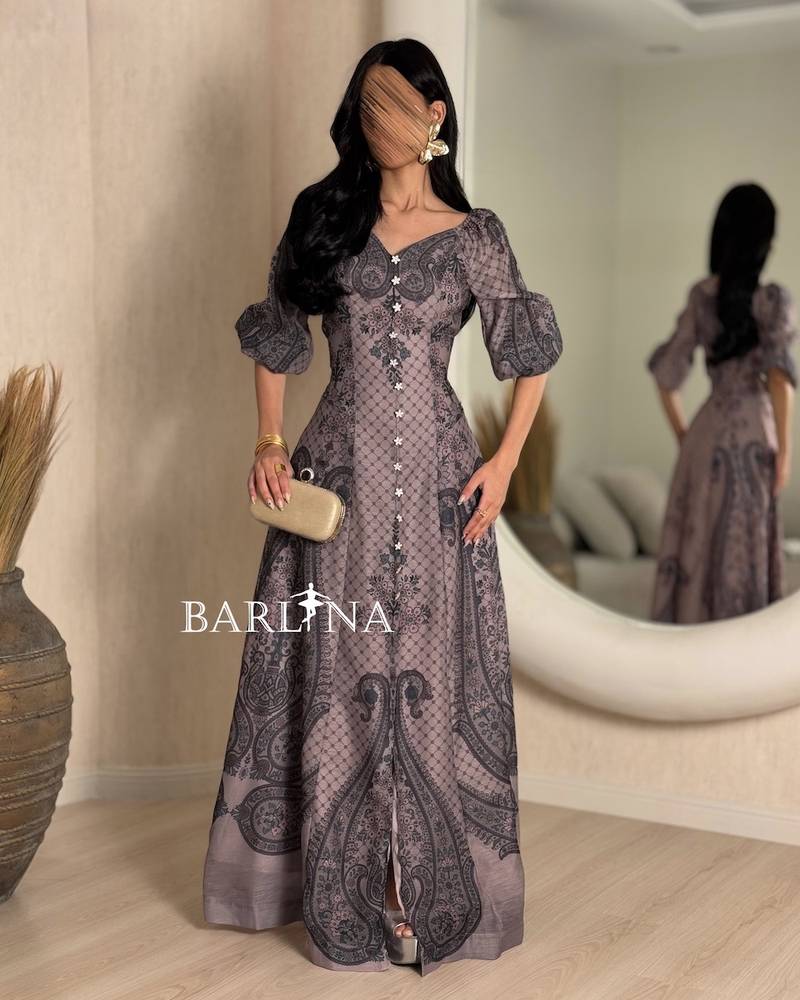 Long dress in a mauvegray color with a decorative pattern
