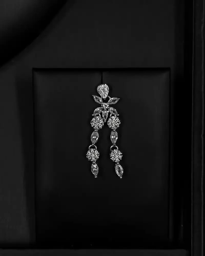 Luxury accessory set with a dangling leaf design