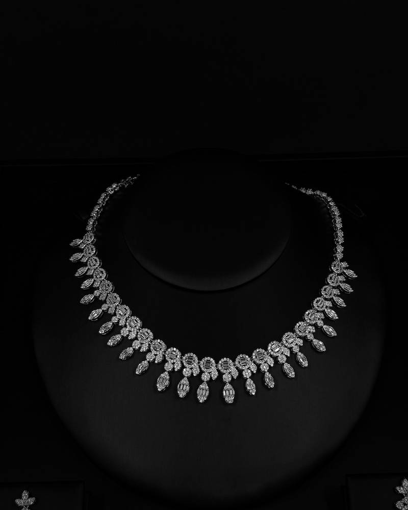 Royal accessory set studded with sparkling stones