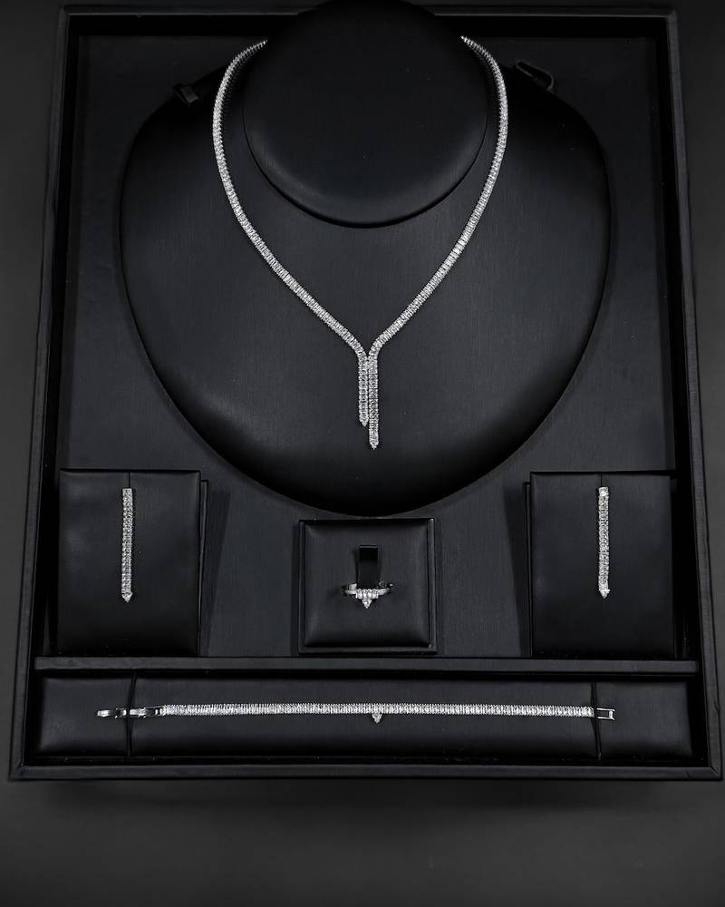 Accessory set with a straight pendant