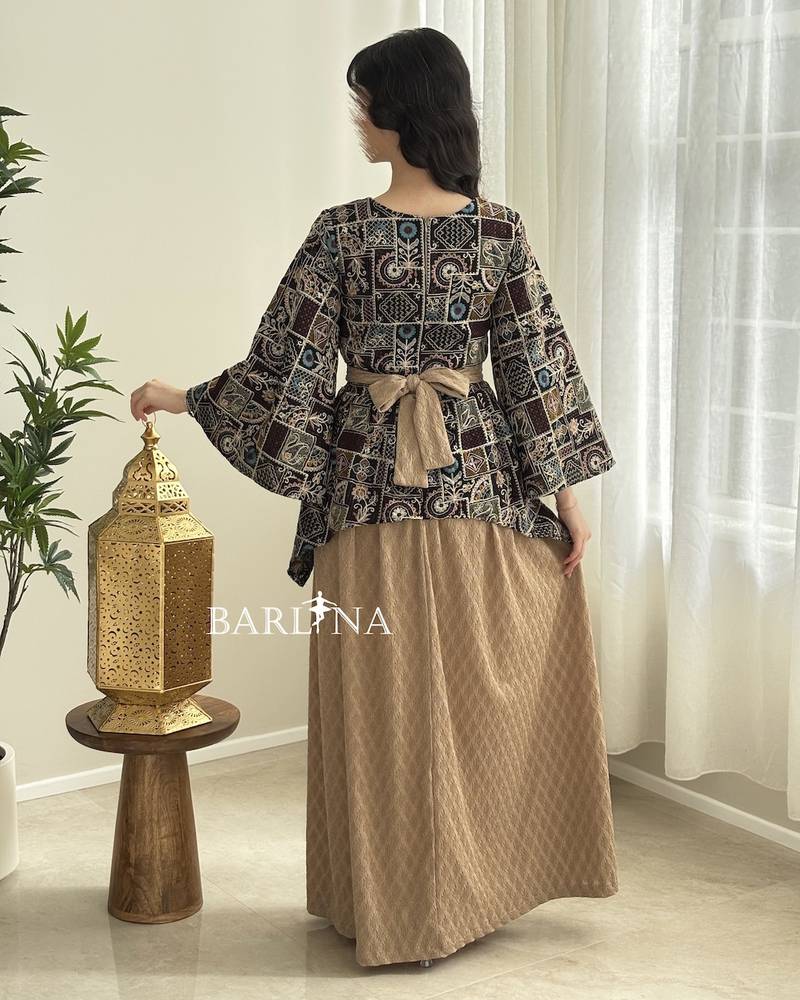 Beige jalabiya with bodice decorated with geometric patterns