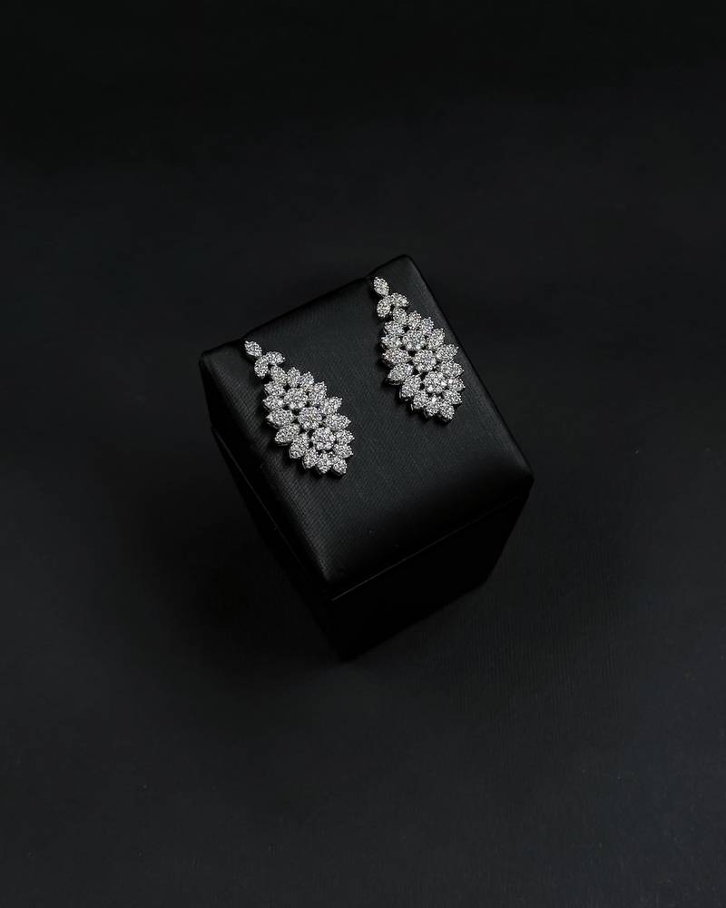 Accessory set with a delicate dangling floral design
