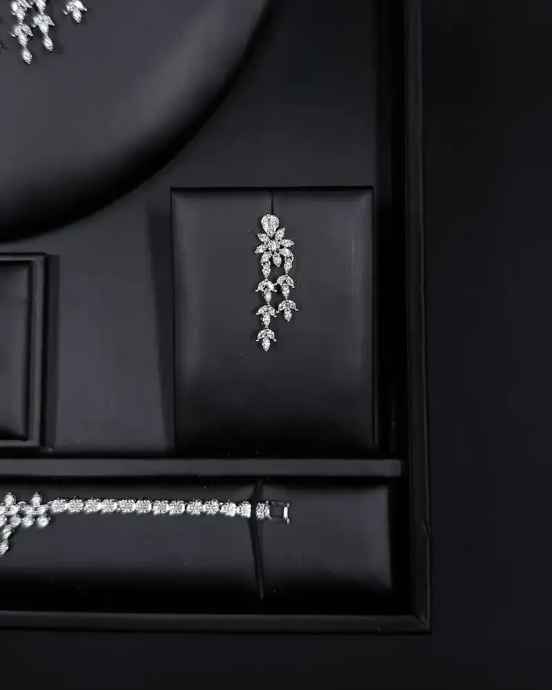 Luxury accessory set with a dangling design