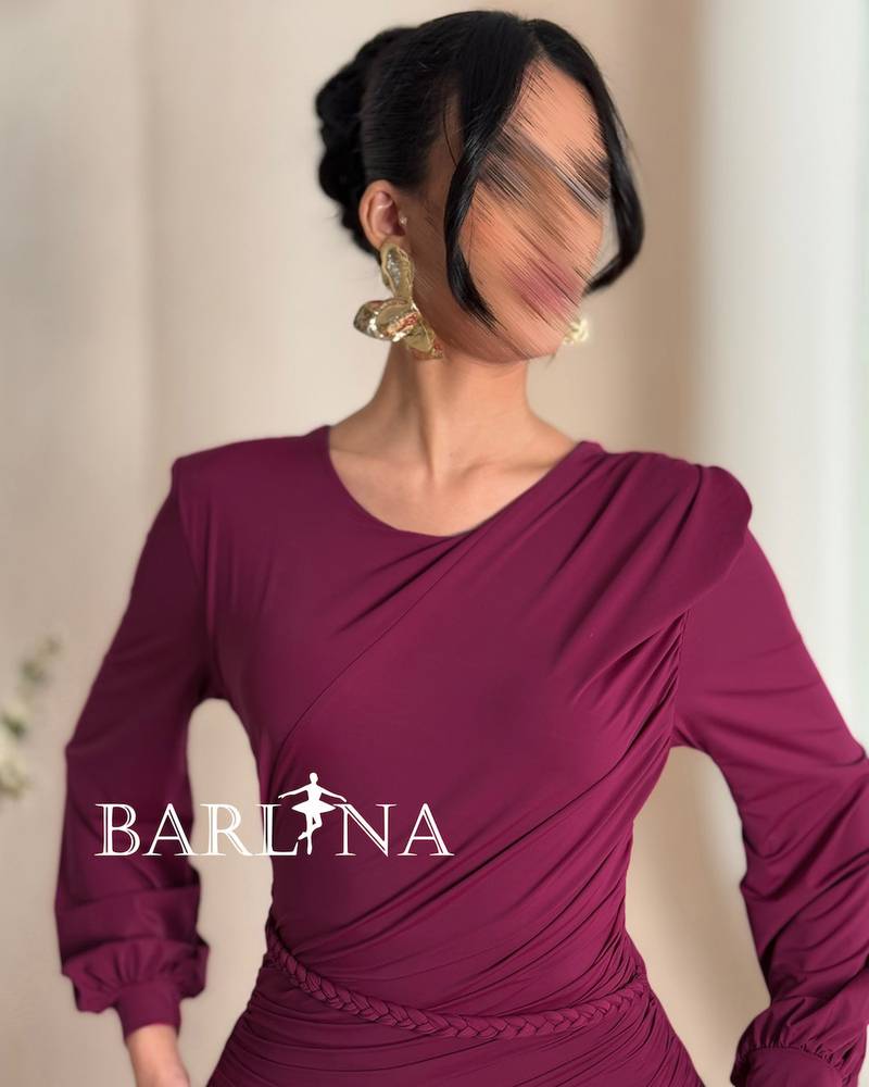 Elegant dress with long sleeves and pleated hem