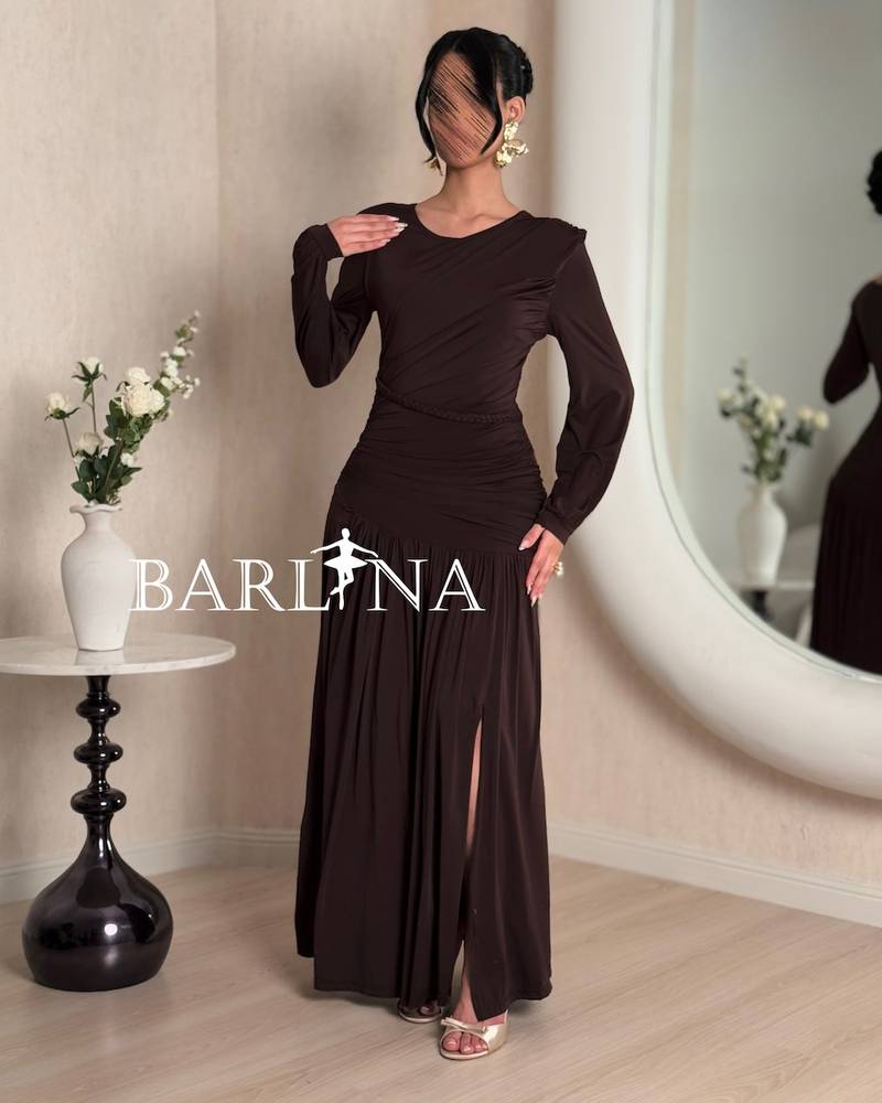 Elegant dress with long sleeves and pleated hem