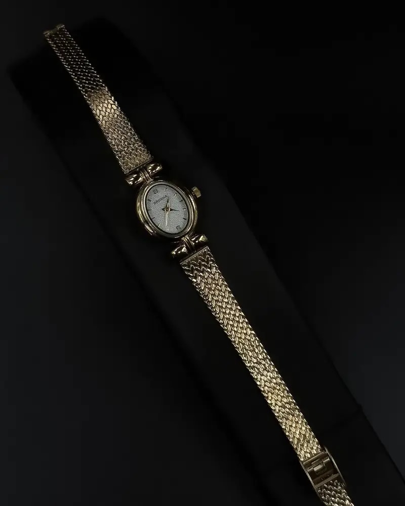 A delicate everyday watch with a simple mesh strap design