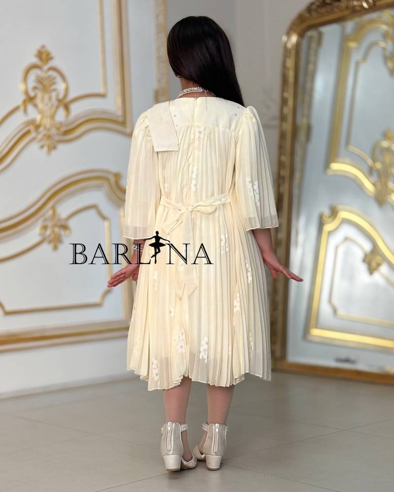 Girls' dress with pleats and a bow on the shoulder