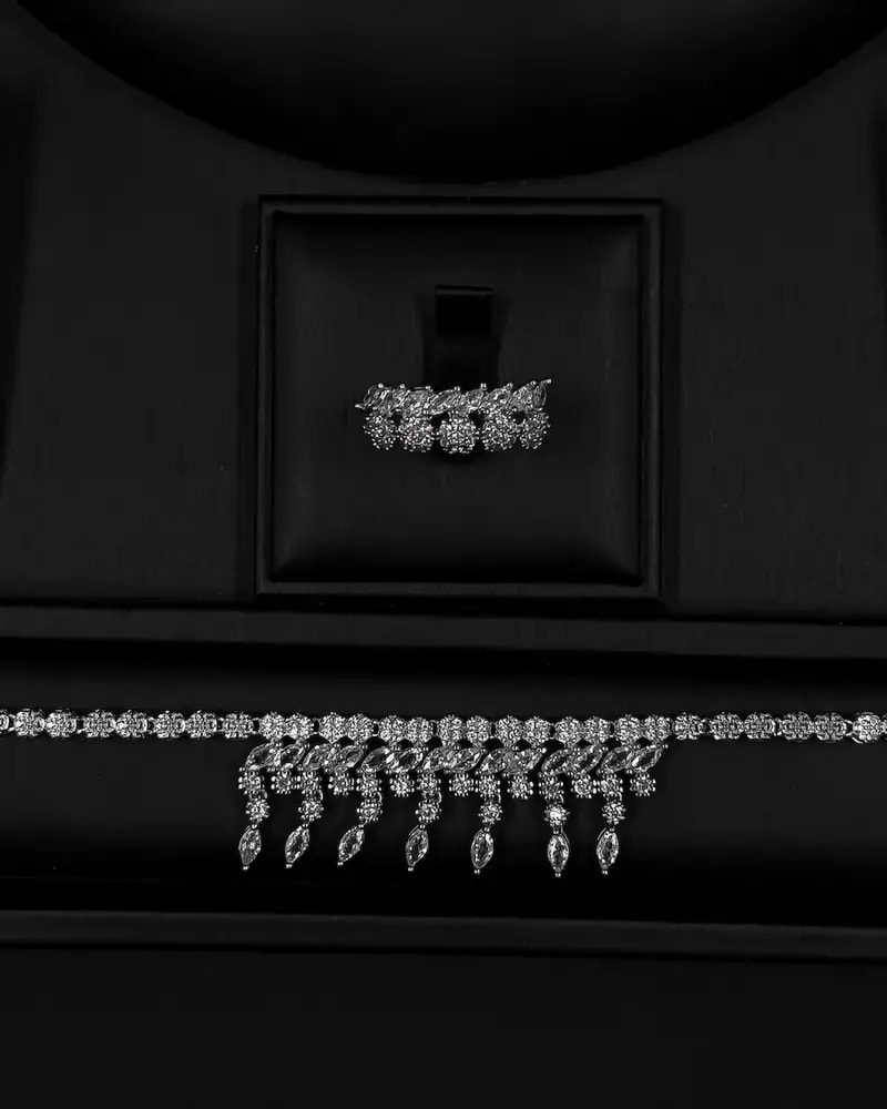 Luxury accessory set with a dangling leaf design